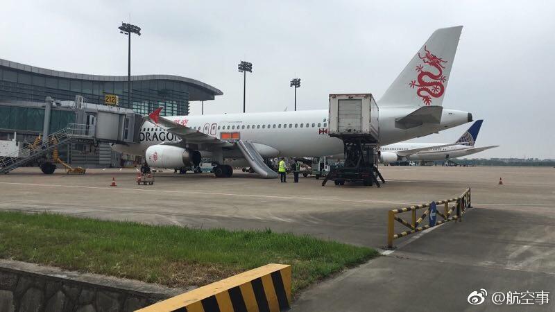 突发！杭州萧山机场一客机意外释放救生梯 十几万元没了！