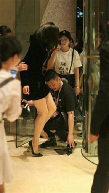 当红女星鞋子被踩飞险走光,一旁小伙的眼神亮了(图)