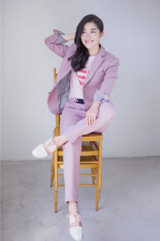 青年演员夏星近日曝光了一组全新写真,一身帅气粉色西装搭配大波浪长