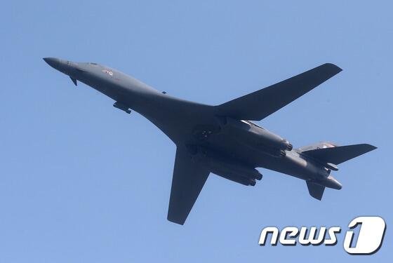 韩媒称美B-1B轰炸机因美学生死亡飞抵半岛警告朝鲜