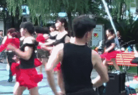 广场舞大妈算啥?保安大哥自学