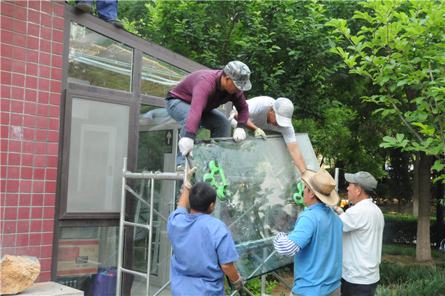由于该小区违法建设建成的时间较长,属存量违法建筑,拆除的难度可想而知。开始,部分业主并不理解,并有不同程度阻挠行为。执法人员多次上门与违建业主进行沟通并动员,并对此次整治的范围、工作周期以及法律依据进行了宣传,慢慢得到业主理解和支持。 通过前期的通知,前一天是居民自行整治的最后期限。18日,石老人中队开始对国际名都小区一楼绿地上共15处违法建设进行集中整治。