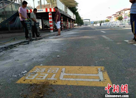 图为“巴铁试验线”道路一侧轨道被刨开。　王天译摄