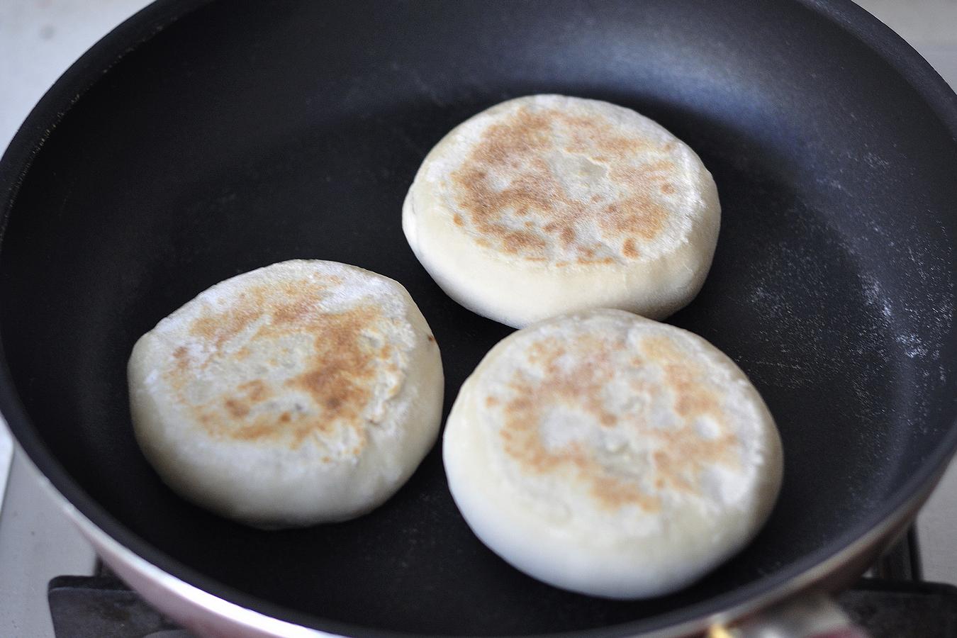 把饧好的肉饼坯放入平底锅,用小火烙制.