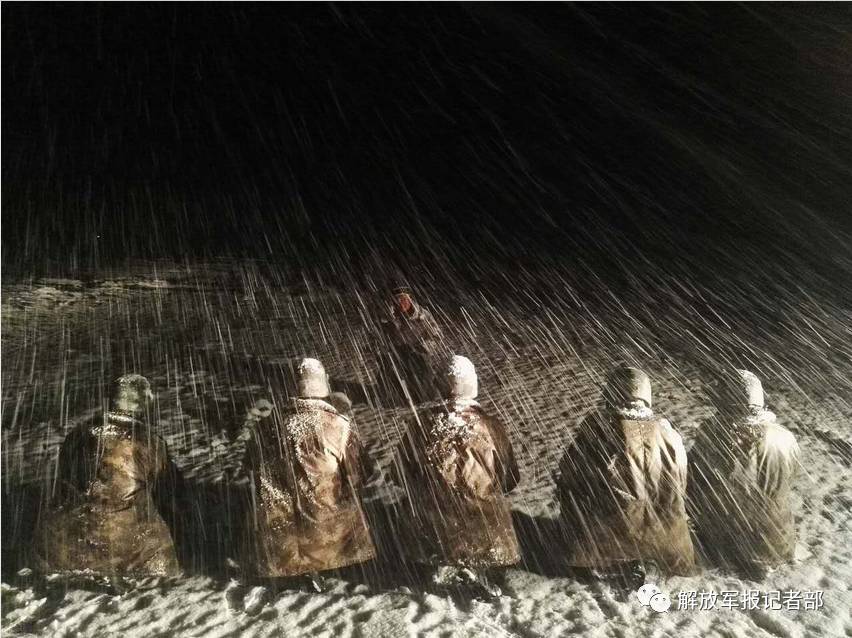 南疆军区官兵在海拔5000米高原大雪中夜训