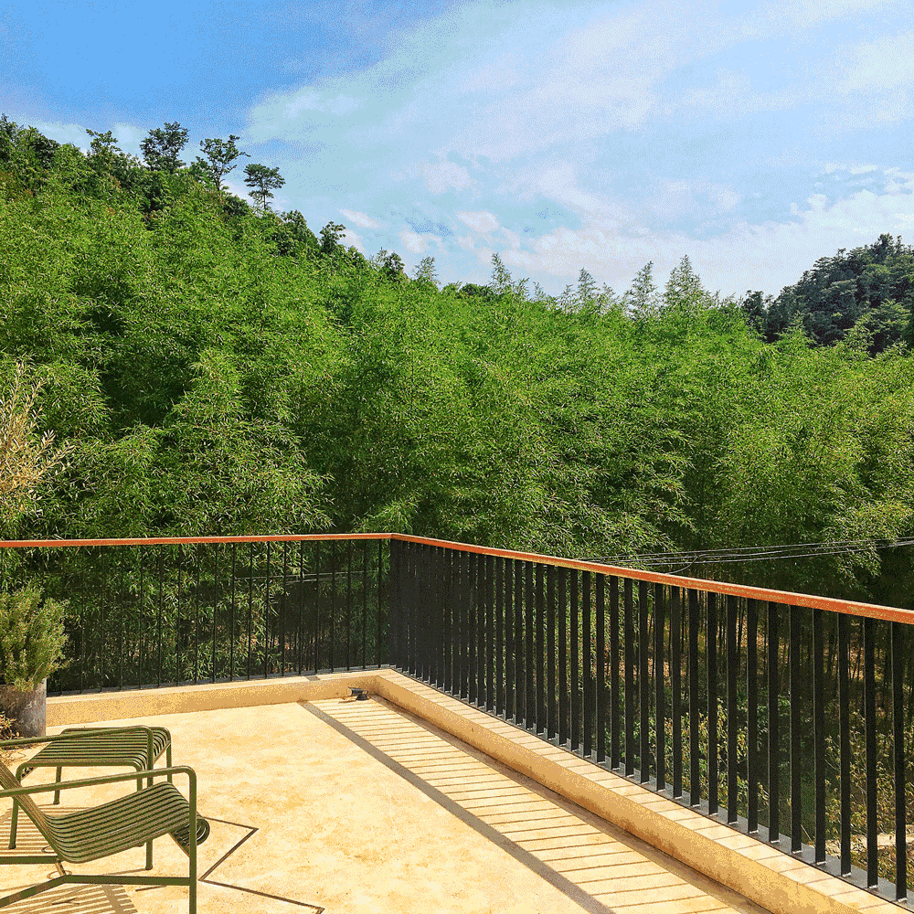 他把浴缸放进竹林,用泳池和冰啤,击败了其它99种度假