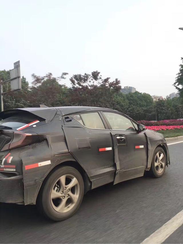 成都拍到丰田CHR路试车,试车员透露2.0排量价格15万起?_凤凰汽车_凤凰网
