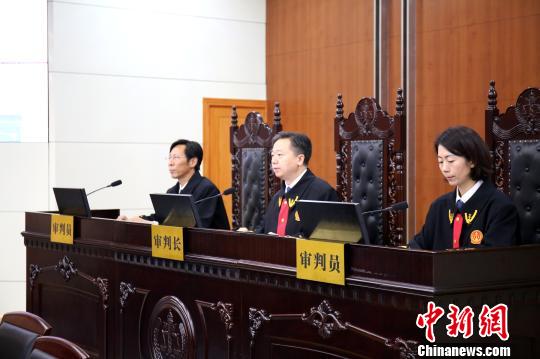 图为6月22日，扬州开审持枪特大贩运毒品案，扬州市中级人民法院院长薛剑祥担任审判长。 法院供图