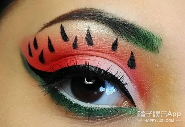 桃红色的眼影,配上绿色的眉毛,嗯,这个创意很有京剧的feel啊!