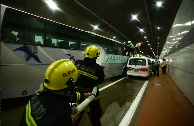 威海:隧道内"撞车,多部门"救援!