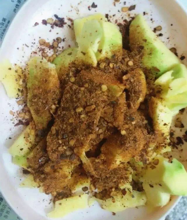 辣椒面拌青芒果,果然又到了可以凉拌一切的季