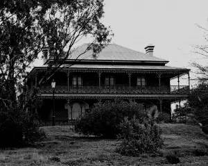 澳大利亚一家人住鬼屋50年不搬：就是不信邪！