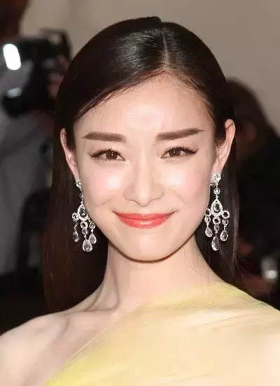 赵丽颖脸油到能炒菜,夏天你要油光满面还是哑