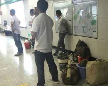 这群农民工在地铁站蹲等两小时，他们的理由太暖…