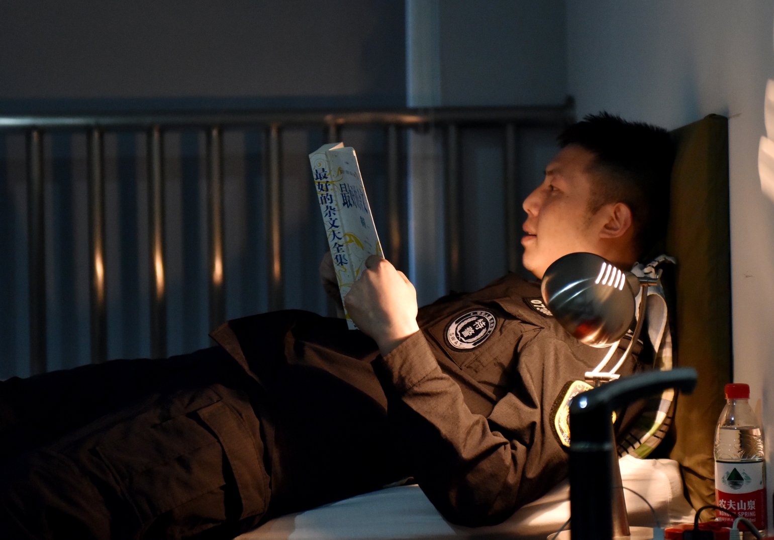 成都黑豹突击队特警李建华 为救人质将手指插