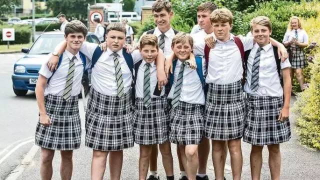 英国学校禁止男生穿短裤，于是……他们换上了短裙