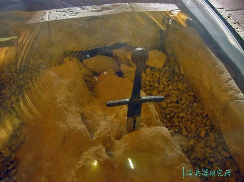 意大利的圣加尔加诺石中剑，企图拥有它的人都失去了手臂?