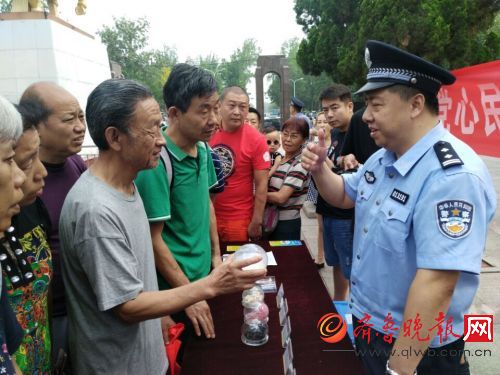 禁毒主题宣传活动:十多种毒品让群众涨了知识