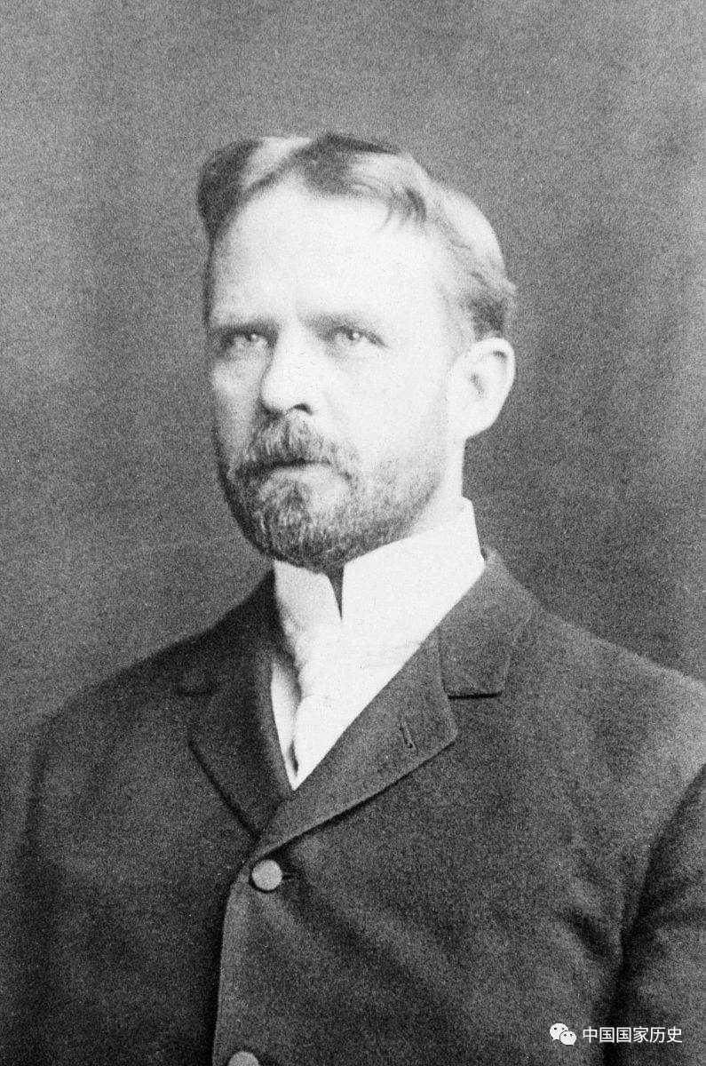 1929经济大危机的表现_图一是1929年经济大危机 -下图是经济危机中一个绝望的美国家庭妇女....(3)