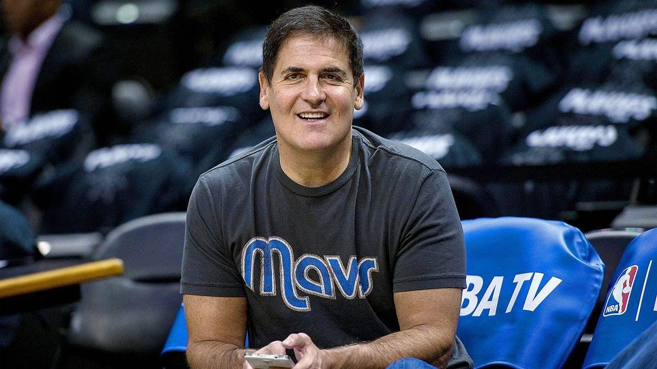 受库班致敬,与两硬汉成至交!nba最大奇迹舍他其谁?_cninr 1米6的身高,65公斤左右的体重,征战NBA14年,场均7.7分7.6助攻和2.6个篮板,要不是小虫蒂尼-博格斯出现,我永远不会觉得有人能够做到这样的成就! 小虫蒂尼-博格斯 在小时候,博格斯就爱上了打篮球,他出门带着球,睡觉也抱着球,几乎很少让球离手。到了中学时,博格斯常对身边的朋友说自己长大后要到NBA打球,朋友们只是哄然大笑,毕竟在此之前NBA没有出现过1米6的球员。博格斯为了实现自己的梦想开始拼命苦练,从中学再到大学再到NBA,博格斯终于凭借自己的努力站在自己梦寐以求的NBA赛场上。 博格