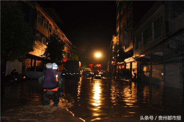 贵州瓮安多地遭遇特大暴雨 多人被困 消防全力营救