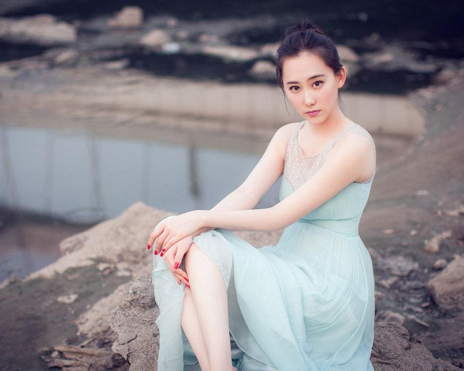 气质美女清新户外写真，优雅静谧之美_凤凰资讯