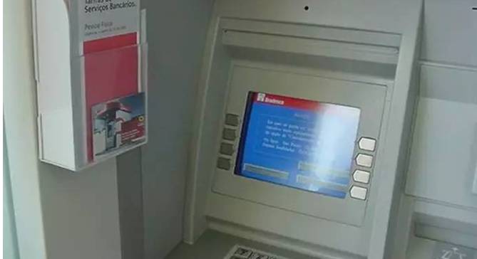 在ATM取钱时遇到这个  钱可能就和你说拜拜了！