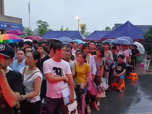 杭州公办小学昨日开始报名 大雨倾盆仍有家长彻夜排队