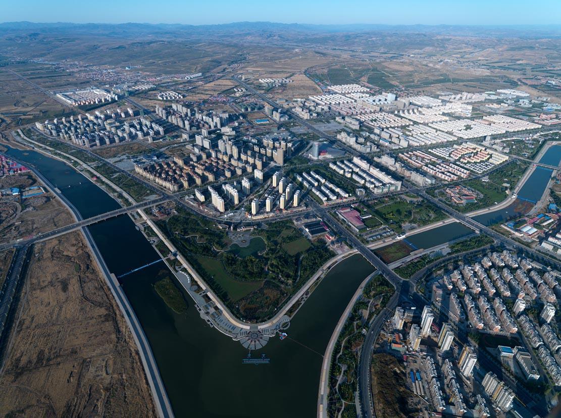 位于内蒙古东南部的赤峰市,地处蒙,冀,辽三省区的接壤之处.