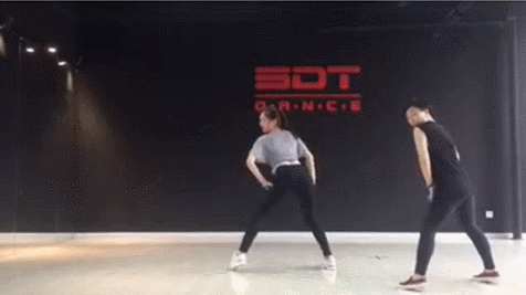 肤白貌美又细腰长腿,跳舞天生优势,怎么可能不好看.