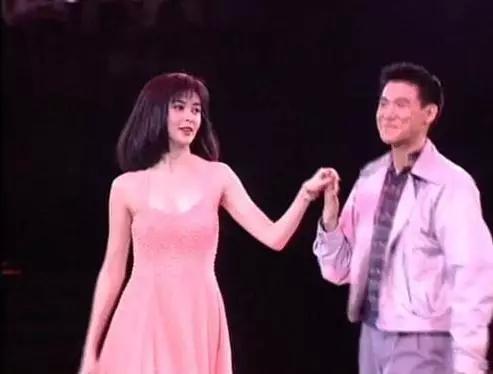 关之琳小时候照片 关之琳26年前照片曝光