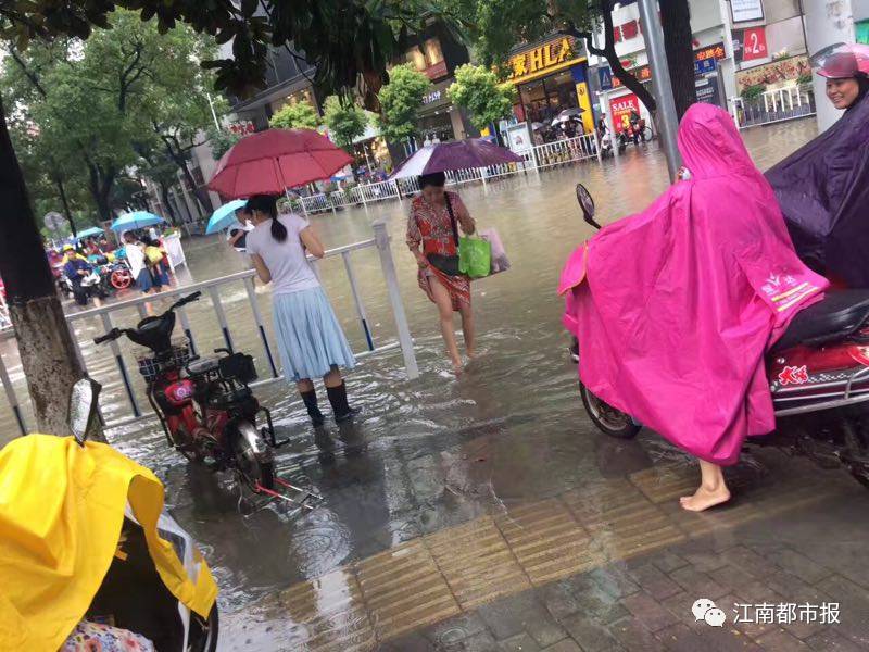 脚上亮了 雨鞋不如凉鞋,凉鞋不如赤脚 (提醒:涉水过程中尽量不要脱鞋