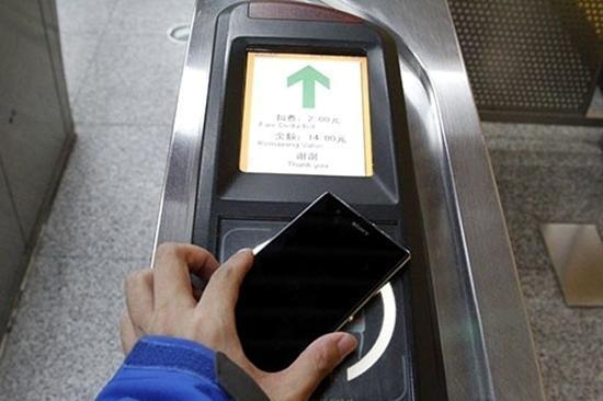 北京地铁试点刷手机出行，但 iPhone 用不了 | 钛快讯