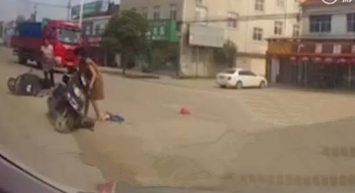 两女子骑电动车摔倒 距离数米外的轿车要因此担责？