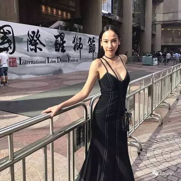 【泰星】泰国性感女星AUM游香港 深V长黑裙街拍似时尚大片
