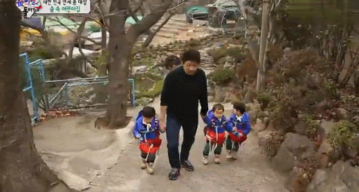 早在2015年,《超人回来了》就有这么一期节目,爸爸宋一国带着三胞胎去