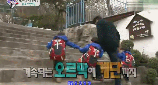 早在2015年,《超人回来了》就有这么一期节目,爸爸宋一国带着三胞胎去