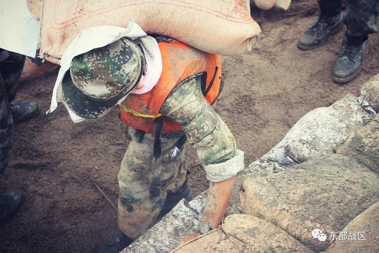 请记住抗洪救灾中这些温情故事和画面