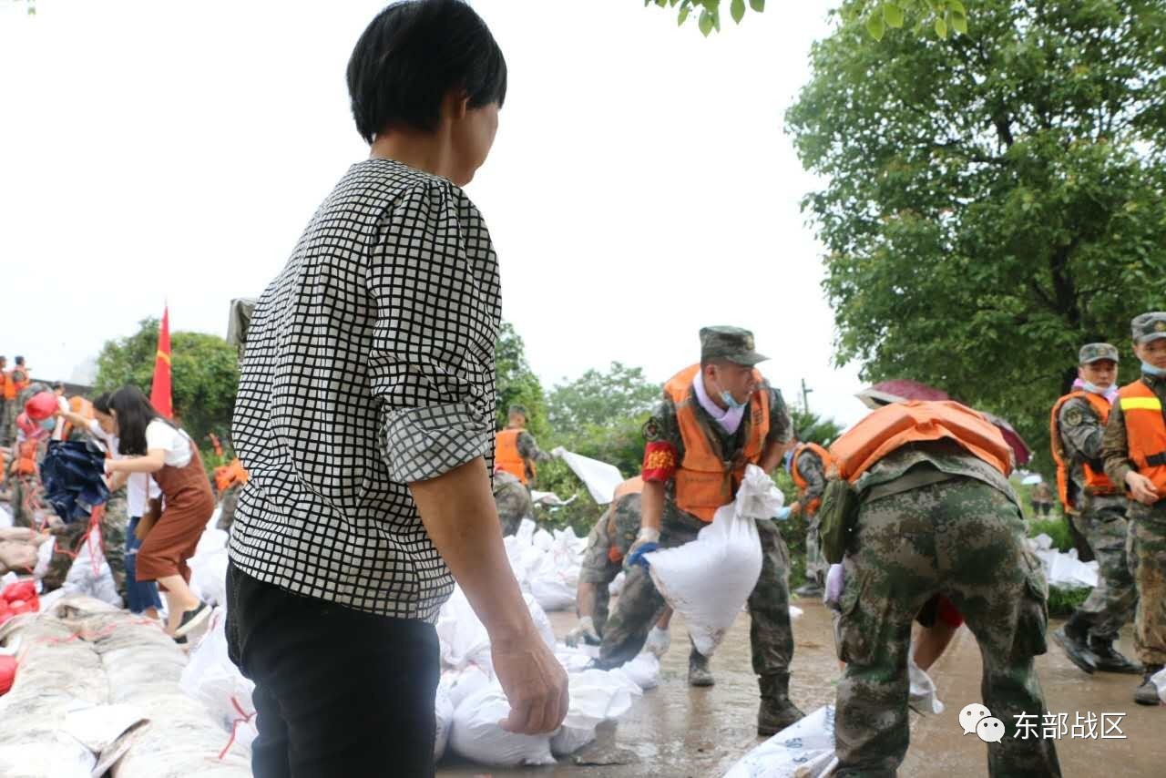 请记住抗洪救灾中这些温情故事和画面