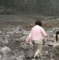 女孩徒步回新磨村已是废墟的家：我认得我爸的手
