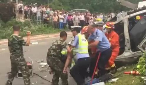 扬州仪征警车与社会车辆发生剧烈碰撞，一名民警牺牲