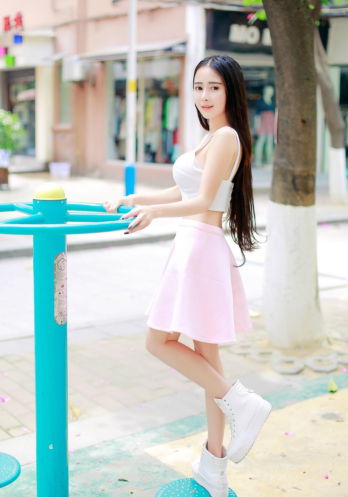 干净白皙,清凉性感,小区健身器材的少女