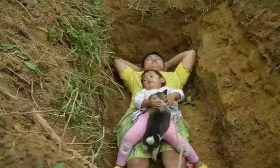 心酸！男子给重病女儿挖坟，每天带她去坟坑玩，等待死亡
