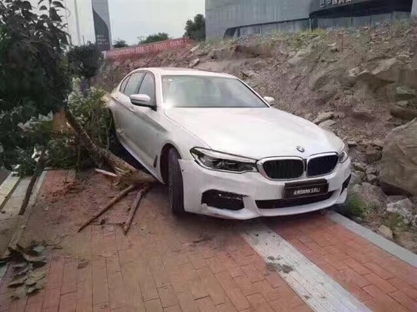 宝马全新5系国内首撞:看着都心疼