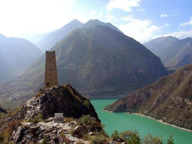 这个美丽的高原湖泊下，曾经是被地震摧毁的千年古镇
