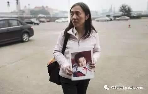 10岁男孩回国探亲走失 澳母亲十年寻子走遍半个中国