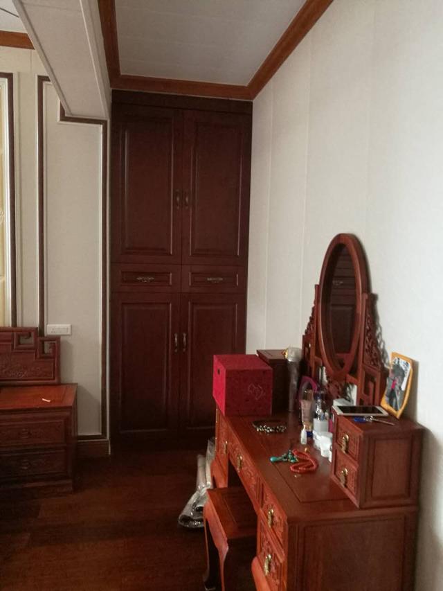 178平米的房子,装修花了50万,全套红木家具花了60万,朋友看了这搭配,都竖起了大拇指