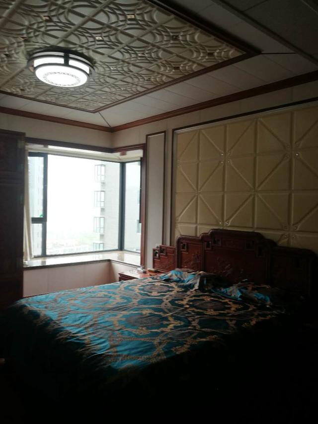 178平米的房子,装修花了50万,全套红木家具花了60万,朋友看了这搭配,都竖起了大拇指