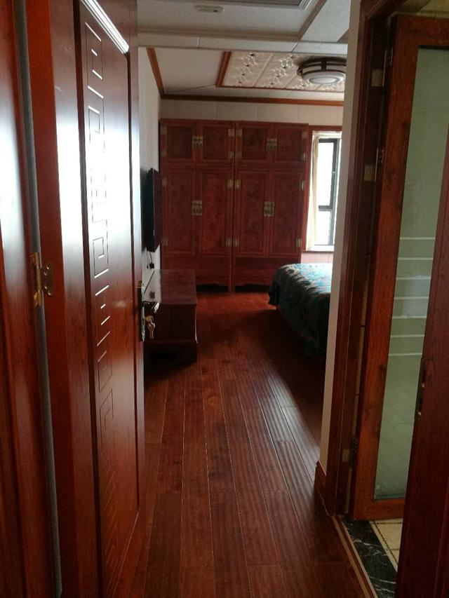 178平米的房子,装修花了50万,全套红木家具花了60万,朋友看了这搭配,都竖起了大拇指