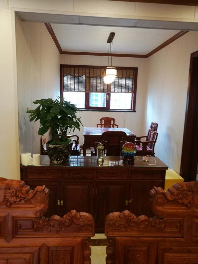 178平米的房子,装修花了50万,全套红木家具花了60万,朋友看了这搭配,都竖起了大拇指